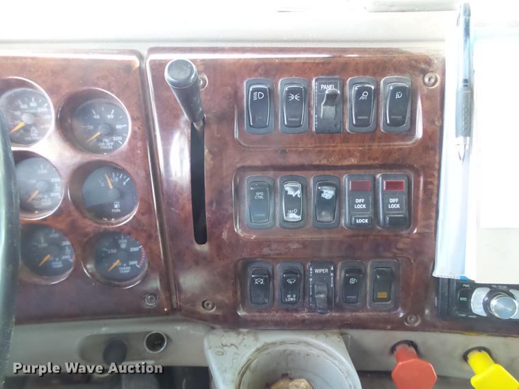 image for item BJ9850 2000 Mack CH613 semi truck