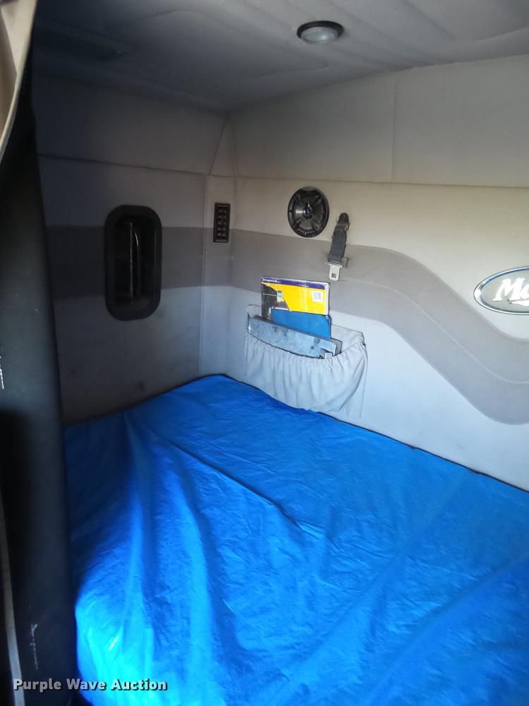 image for item BJ9850 2000 Mack CH613 semi truck