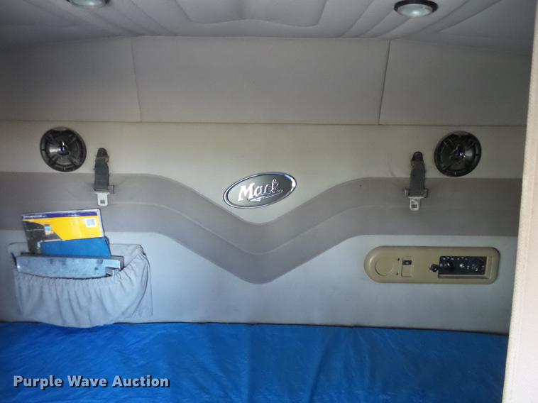 image for item BJ9850 2000 Mack CH613 semi truck