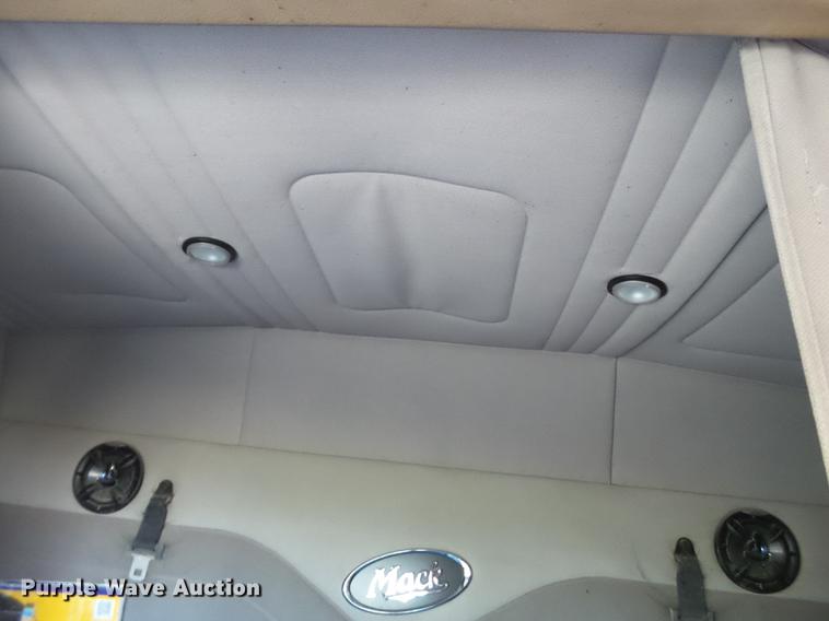 image for item BJ9850 2000 Mack CH613 semi truck