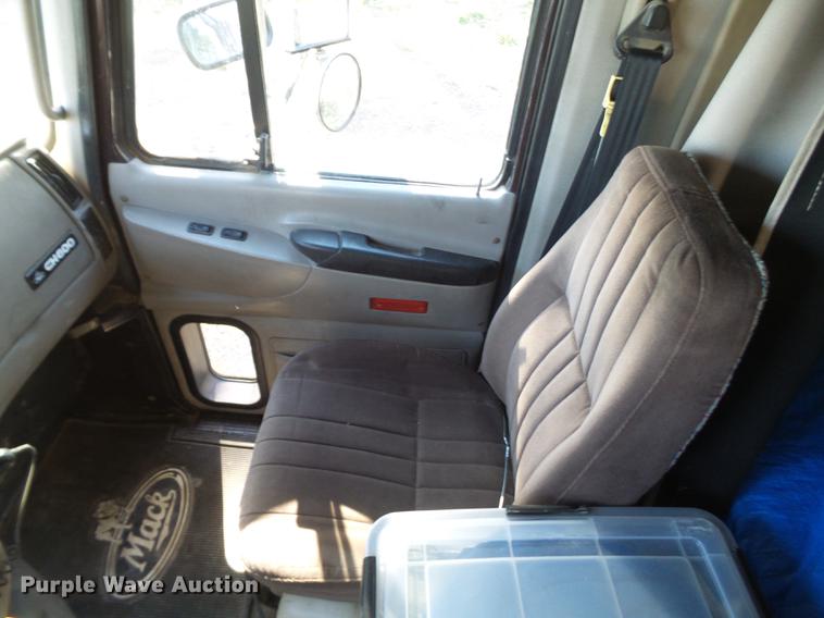 image for item BJ9850 2000 Mack CH613 semi truck