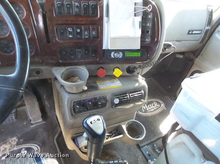 image for item BJ9850 2000 Mack CH613 semi truck