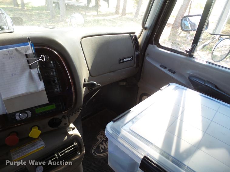 image for item BJ9850 2000 Mack CH613 semi truck