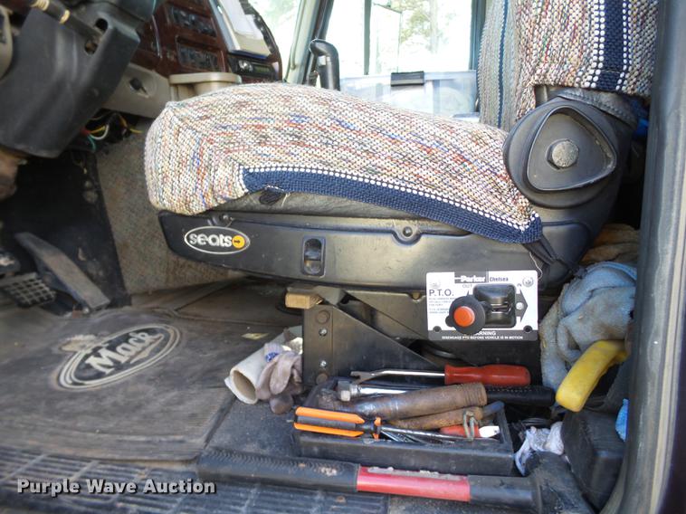 image for item BJ9850 2000 Mack CH613 semi truck