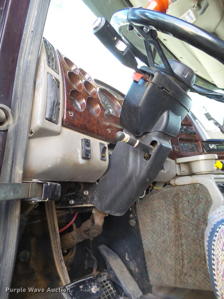 image for item BJ9850 2000 Mack CH613 semi truck