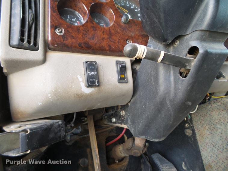 image for item BJ9850 2000 Mack CH613 semi truck