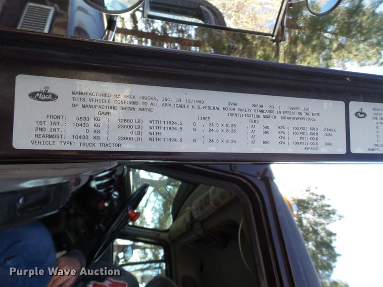 image for item BJ9850 2000 Mack CH613 semi truck