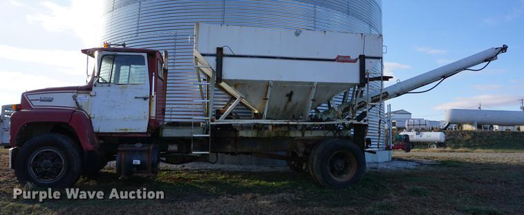 image for item DB0298 1989 Ford L8000 fertilizer tender truck