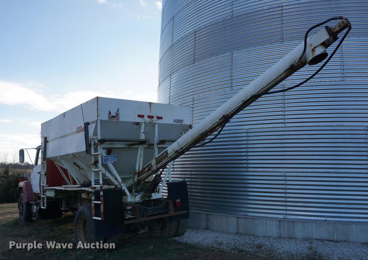 image for item DB0298 1989 Ford L8000 fertilizer tender truck