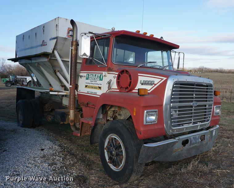 image for item DB0298 1989 Ford L8000 fertilizer tender truck