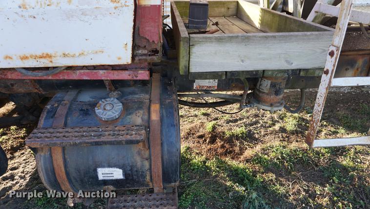 image for item DB0298 1989 Ford L8000 fertilizer tender truck