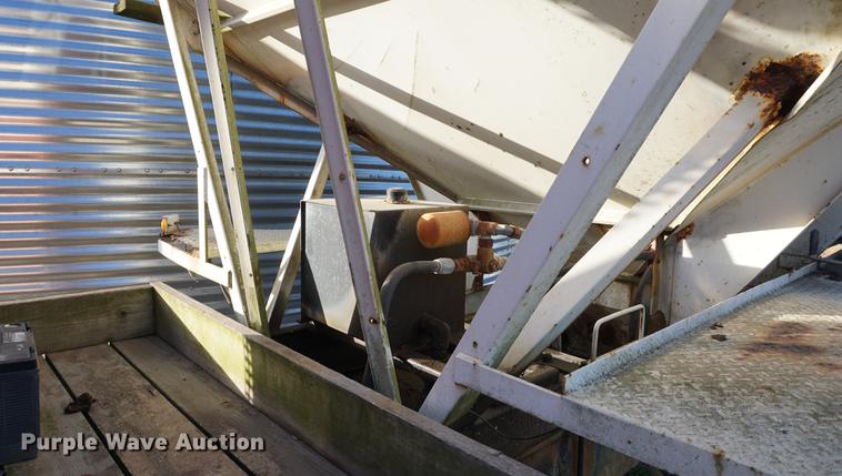 image for item DB0298 1989 Ford L8000 fertilizer tender truck