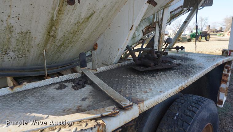 image for item DB0298 1989 Ford L8000 fertilizer tender truck