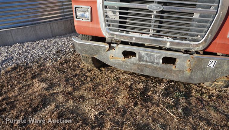 image for item DB0298 1989 Ford L8000 fertilizer tender truck