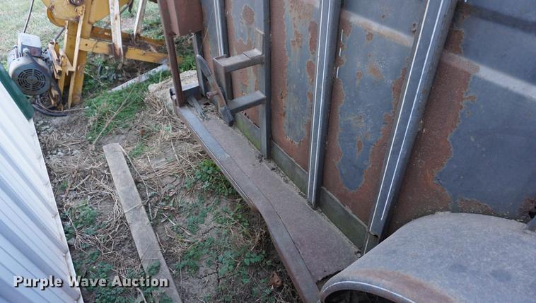 image for item DB0300 1992 Titan livestock trailer