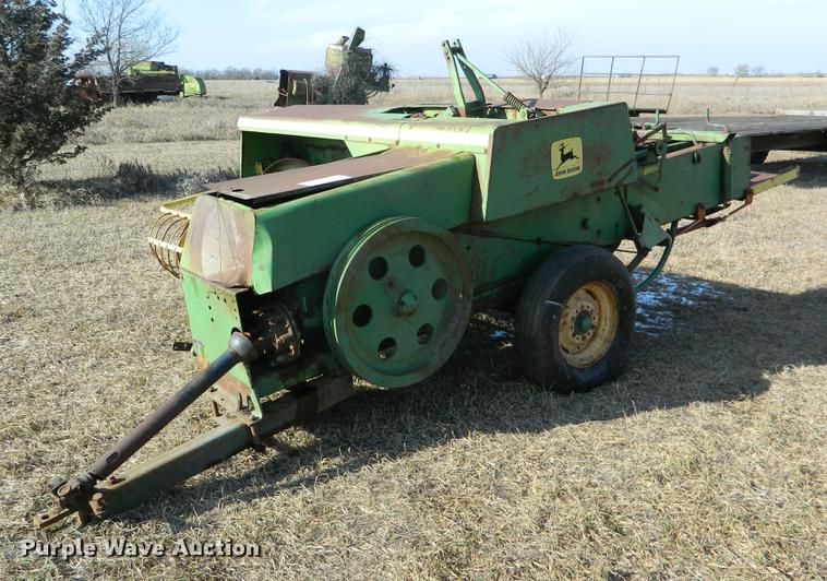 image for item DB6691 John Deere 336 small square baler