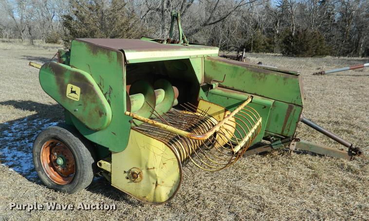 image for item DB6691 John Deere 336 small square baler