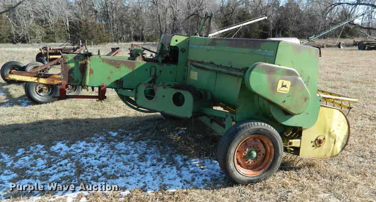 image for item DB6691 John Deere 336 small square baler