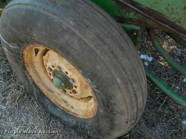 image for item DB6691 John Deere 336 small square baler