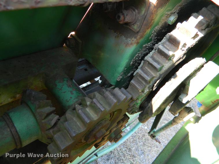 image for item DB6691 John Deere 336 small square baler