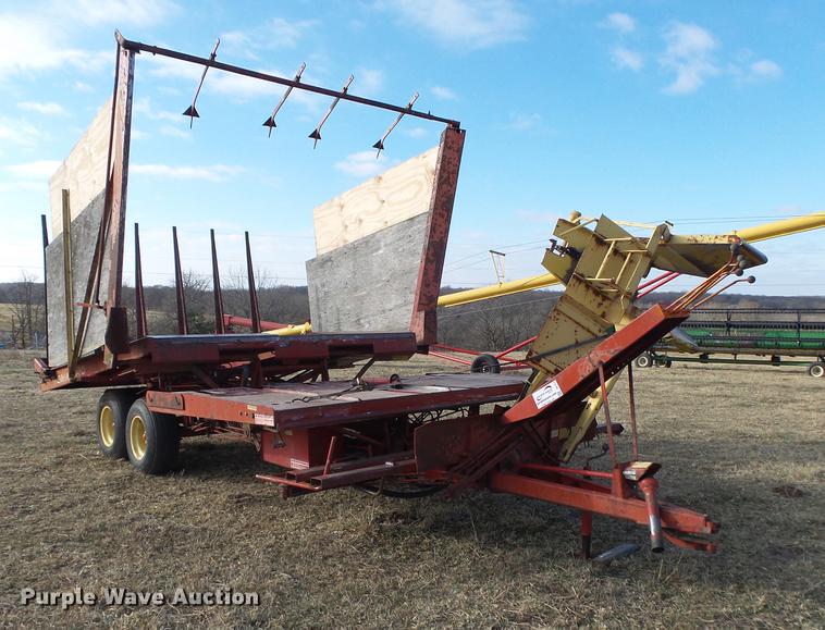 image for item DB7317 New Holland Stackliner 1034 bale stacker