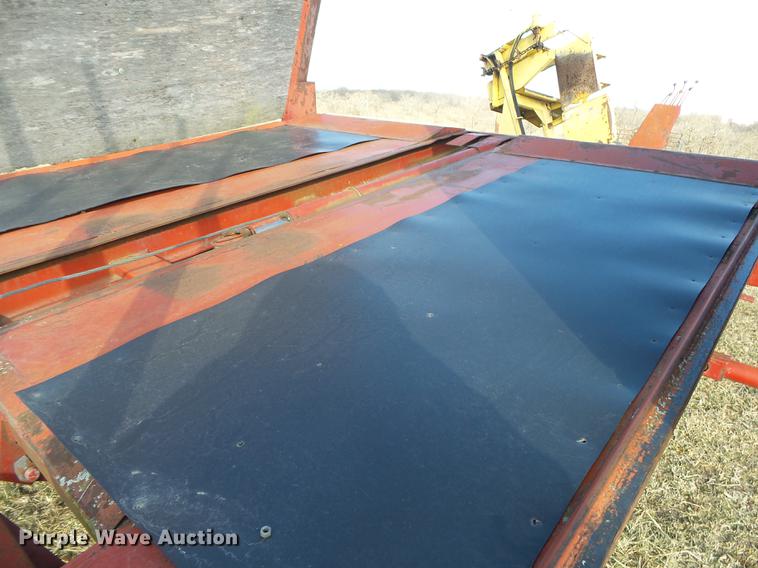 image for item DB7317 New Holland Stackliner 1034 bale stacker