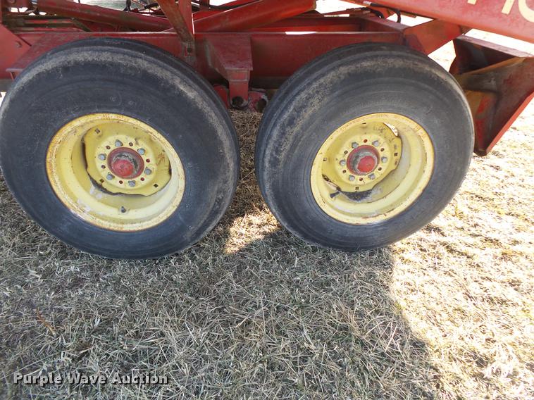 image for item DB7317 New Holland Stackliner 1034 bale stacker