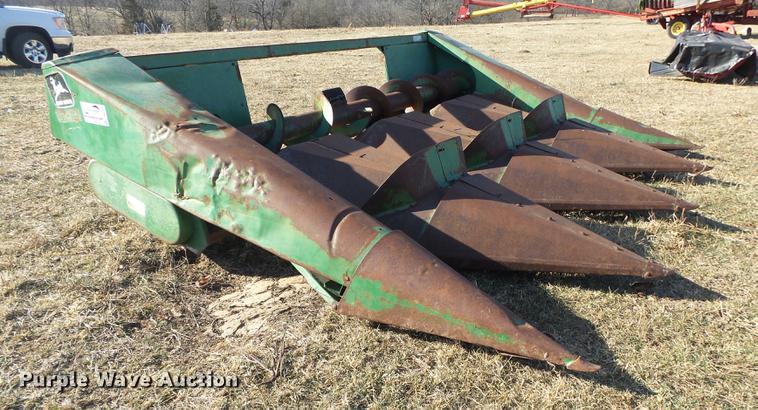 image for item DB7319 John Deere 444 corn head