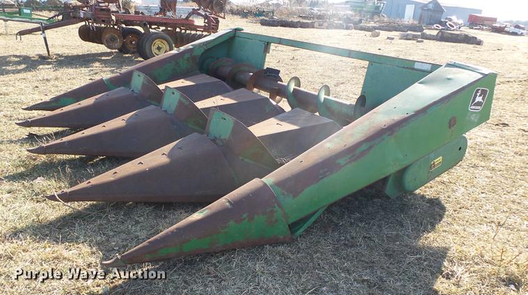 image for item DB7319 John Deere 444 corn head