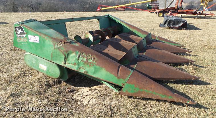 image for item DB7319 John Deere 444 corn head