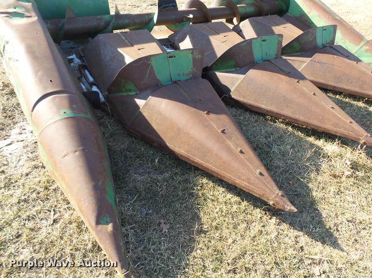 image for item DB7319 John Deere 444 corn head