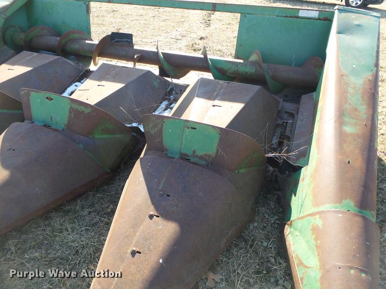 image for item DB7319 John Deere 444 corn head