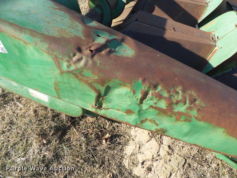 image for item DB7319 John Deere 444 corn head