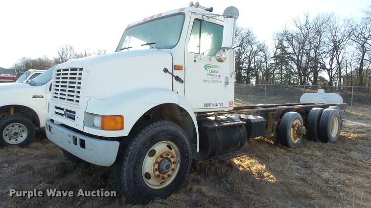 image for item DC0514 2002 International 8100 truck cab and chassis