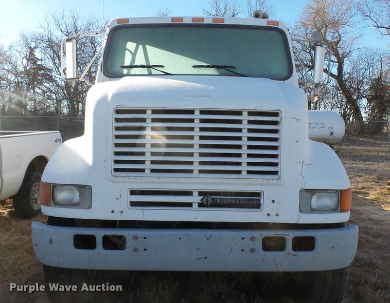 image for item DC0514 2002 International 8100 truck cab and chassis