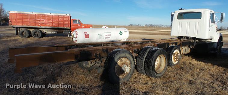 image for item DC0514 2002 International 8100 truck cab and chassis