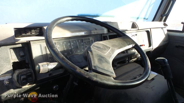 image for item DC0514 2002 International 8100 truck cab and chassis