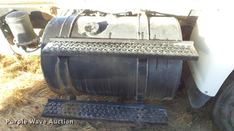 image for item DC0514 2002 International 8100 truck cab and chassis