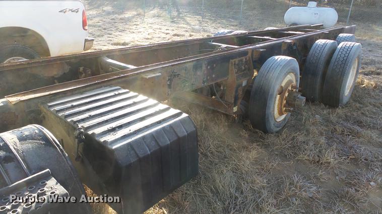 image for item DC0514 2002 International 8100 truck cab and chassis