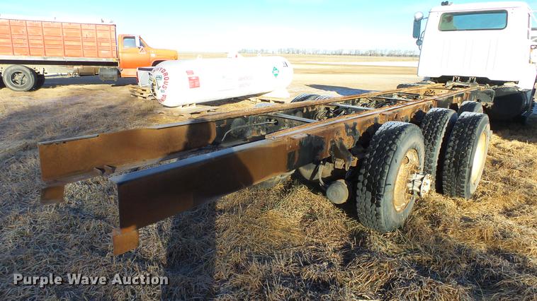 image for item DC0514 2002 International 8100 truck cab and chassis