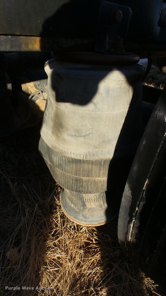 image for item DC0514 2002 International 8100 truck cab and chassis