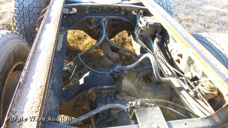 image for item DC0514 2002 International 8100 truck cab and chassis