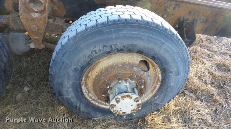 image for item DC0514 2002 International 8100 truck cab and chassis