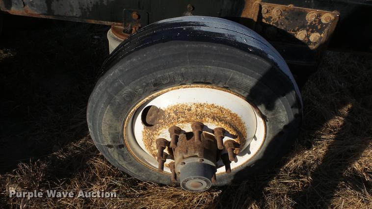 image for item DC0514 2002 International 8100 truck cab and chassis