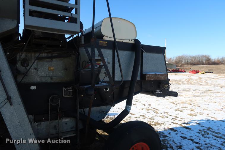 image for item DD9533 Gleaner F2 combine