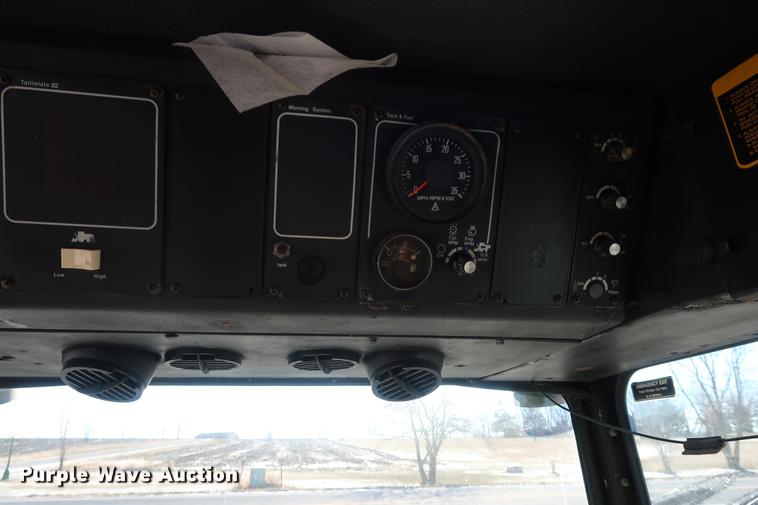 image for item DD9533 Gleaner F2 combine