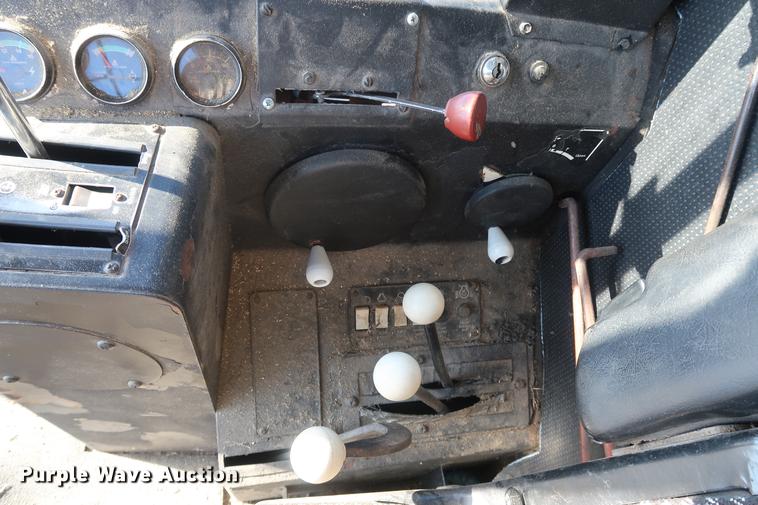 image for item DD9533 Gleaner F2 combine