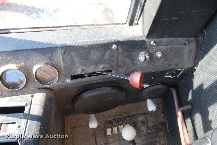 image for item DD9533 Gleaner F2 combine