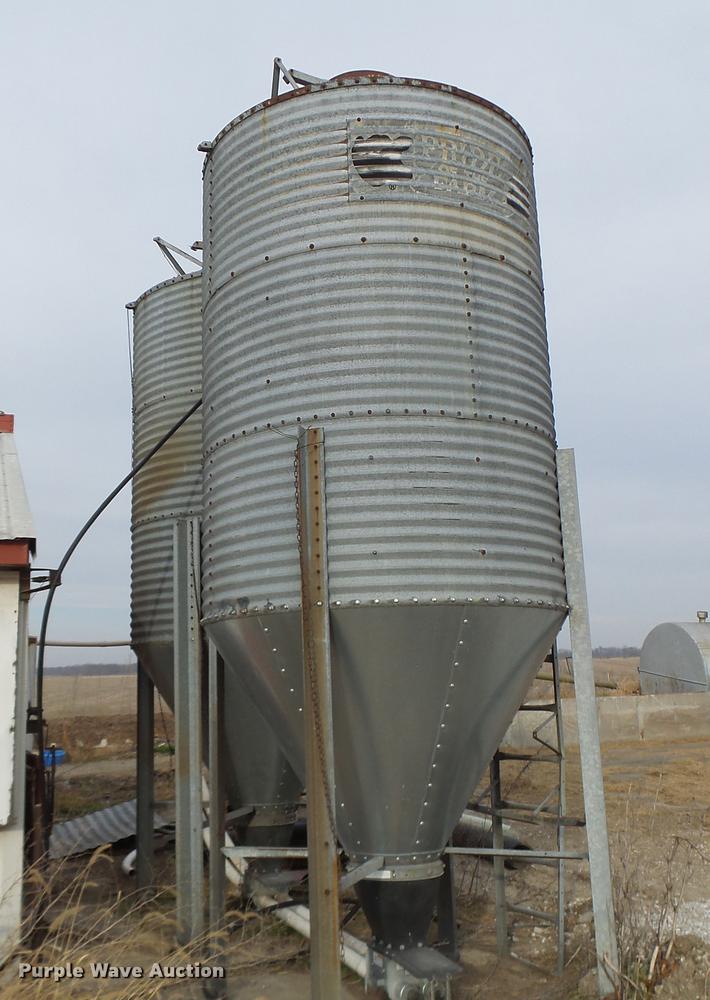 (2) feed bins in Salisbury, MO Item DF9463 sold Purple Wave
