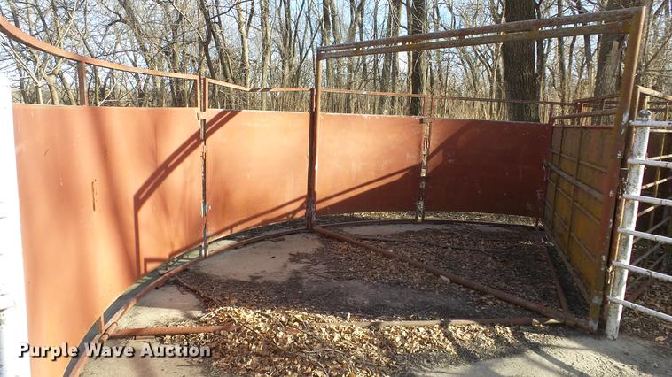 image for item EC9503 Livestock chute and catch pen